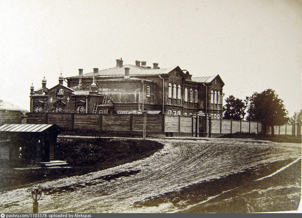 Церковь Введения во храм Пресвятой Богородицы, пристроенная к Земской женской учительской школе
1890 – 1900